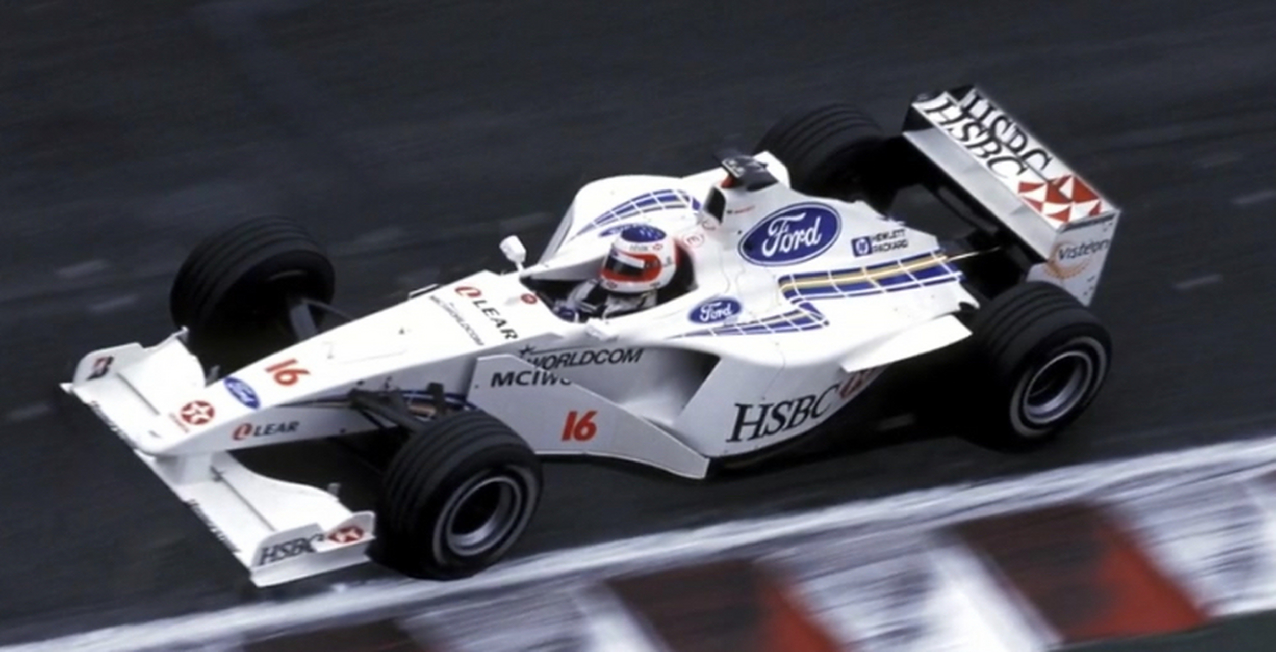 开云体育官网-索伯车队鏖战红牛车队，塞恩斯扛起全队